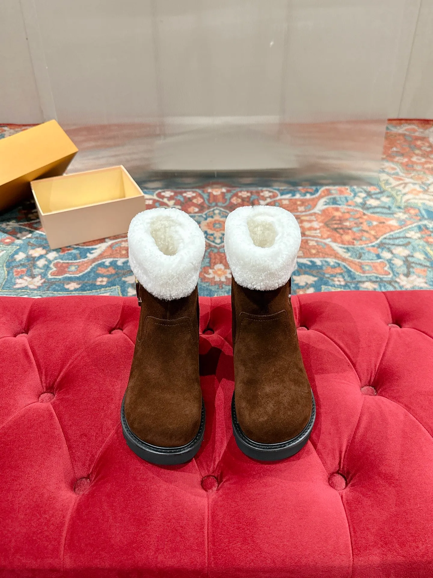👟👟Ex-factory price 780👟👟 Louis Vuiton·Louis Vuitton 2025ss new LV Aspen Line series wool thick-soled Chelsea short boots fur boots snow boots Martin boots Original purchase, development and production This LV snow boots adopt the original lasting method. The materials are all original ones. Pay attention to the difference between the lower version and the molded rubber sole. The upper is decorated with three-dimensional carvings, which is full of high-end. The upper foot is really beautiful. ▪️Fabric: Cow suede/presbyopia leather ▪️Inner lining: original wool lining ▪️Outsole: original molded outsole ▪️Size: 35-40 (40 customized, non-returnable)